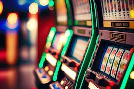 Dealer profesional danagames menampilkan hasil Sic Bo Dadu melalui kamera langsung